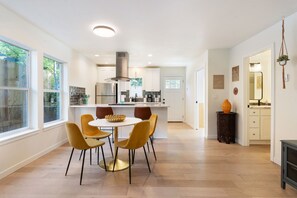 Dining - Retro-Chic • Walk to Galleries + Cafés • Fenced (Portland)