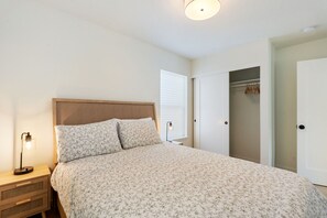 3 bedrooms, desk, free WiFi, bed sheets - Retro-Chic • Walk to Galleries + Cafés • Fenced (Portland)