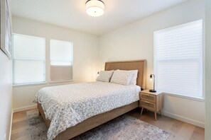 3 bedrooms, desk, free WiFi, bed sheets - Retro-Chic • Walk to Galleries + Cafés • Fenced (Portland)