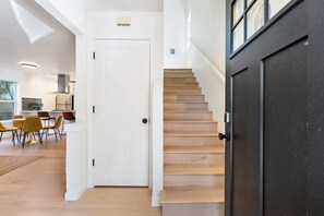 Interior - Retro-Chic • Walk to Galleries + Cafés • Fenced (Portland)