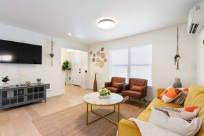 Smart TV - Retro-Chic • Walk to Galleries + Cafés • Fenced (Portland)