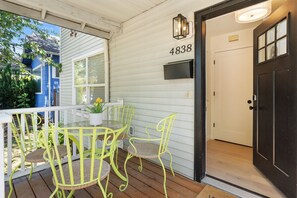 Outdoor dining - Retro-Chic • Walk to Galleries + Cafés • Fenced (Portland)