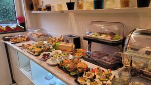 Un bufé con diversas opciones de comida y salsas.