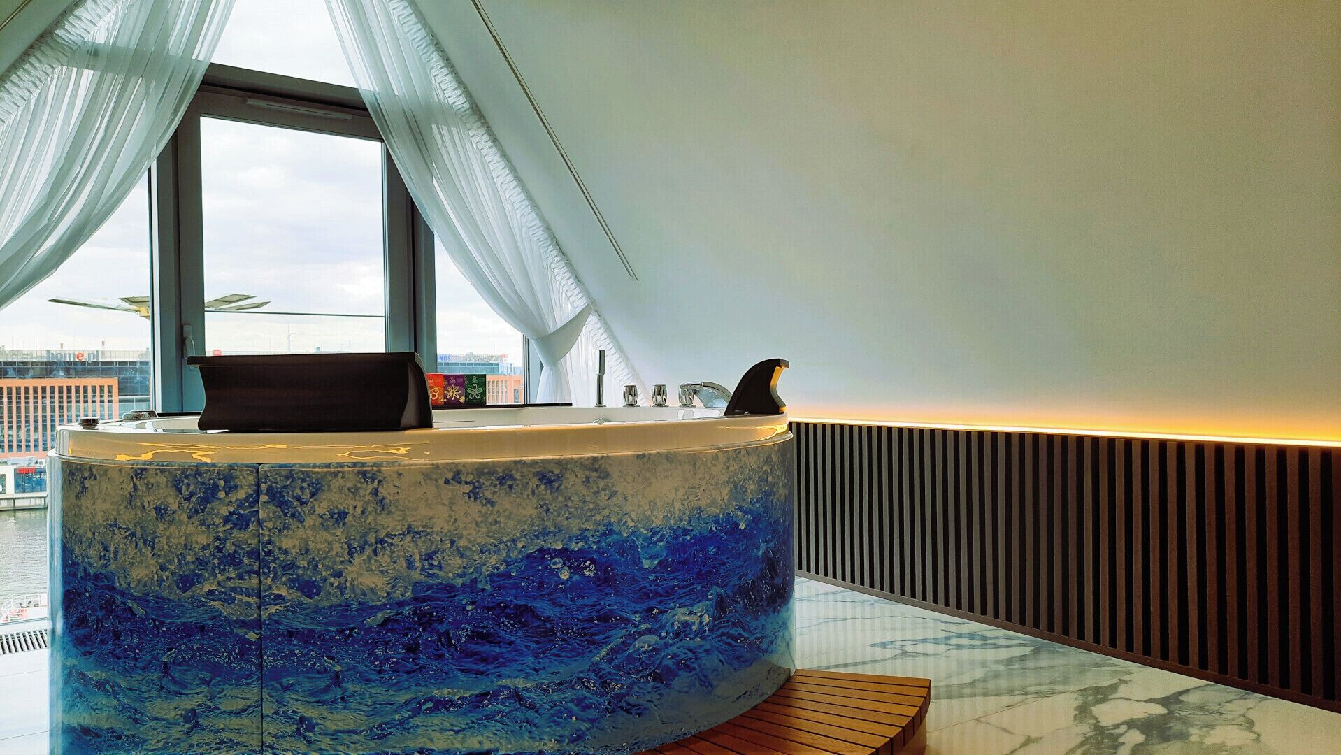 (309) Two-Floor Apartment with Private Hot Tub | Whirlwanne