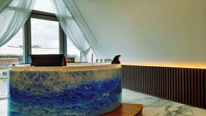 (309) Two-Floor Apartment with Private Hot Tub | Jetted bathtub