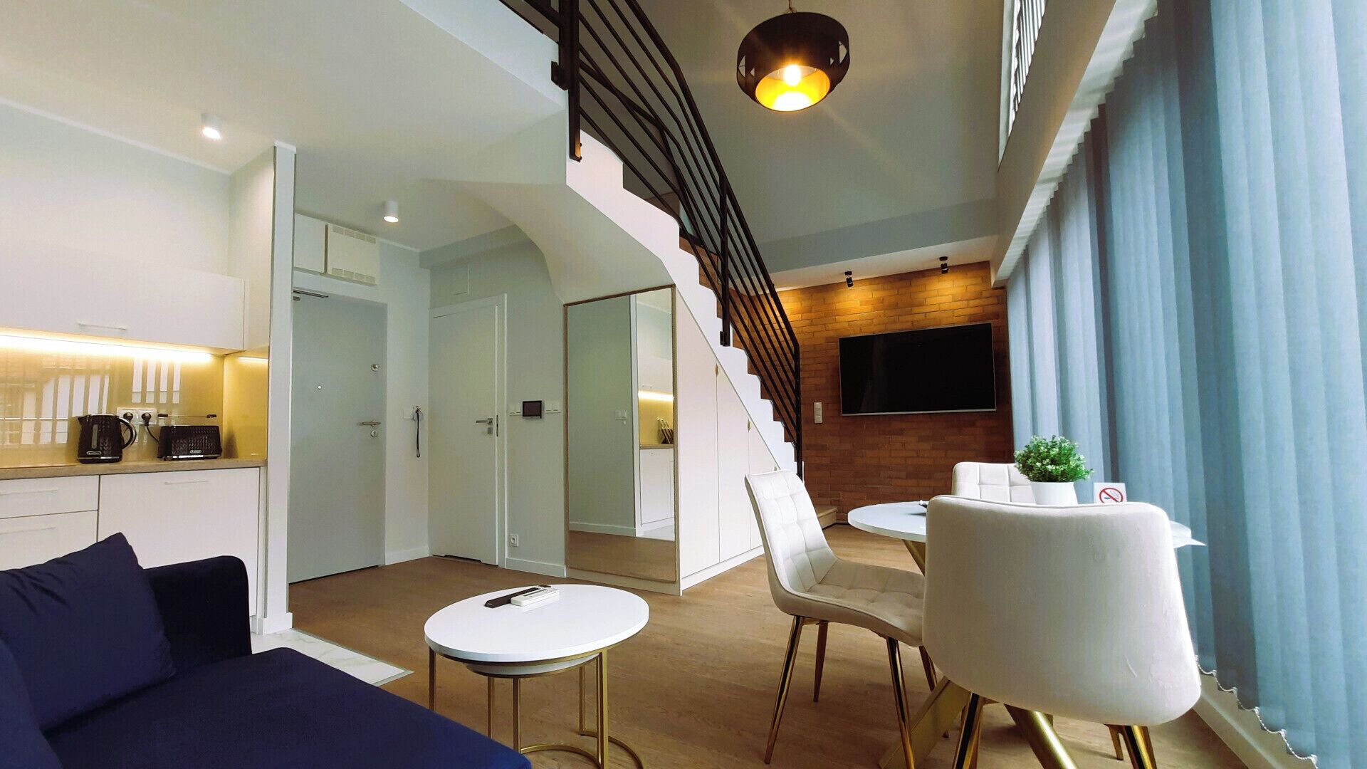 (305) Apartment with Mezzanine and Balcony | リビング エリア | 55 インチのスマートテレビ (ケーブル放送視聴可)