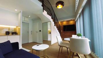 (305) Apartment with Mezzanine and Balcony | Área de estar | Smart TV 55 polegadas com canais a cabo