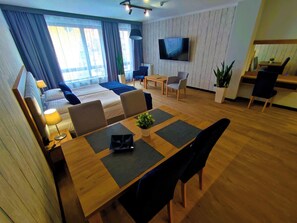 (211) Studio Apartment | Wohnbereich | 55-Zoll-Smart-TV mit Kabelempfang