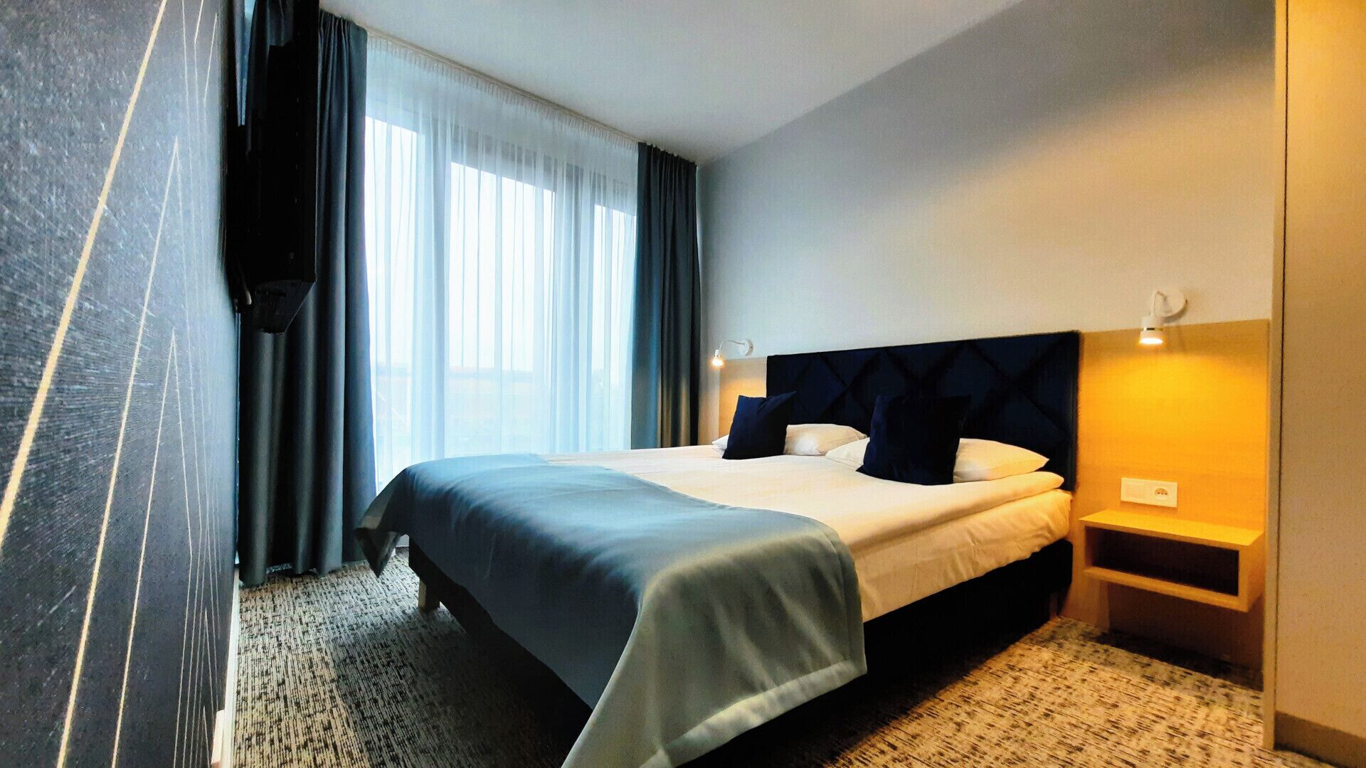 (206) Deluxe View Apartment with 2 Bedrooms | Schreibtisch, laptopgeeigneter Arbeitsplatz, schallisolierte Zimmer