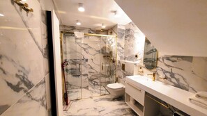 (309) Two-Floor Apartment with Private Hot Tub | Baño | Secadora de cabello, toallas, jabón, shampoo