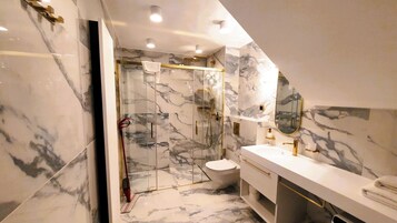 Secador de pelo, toallas, jabón, shampoo