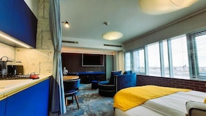 (309) Two-Floor Apartment with Private Hot Tub | Muebles diferentes, escritorio y espacio para trabajar con laptop