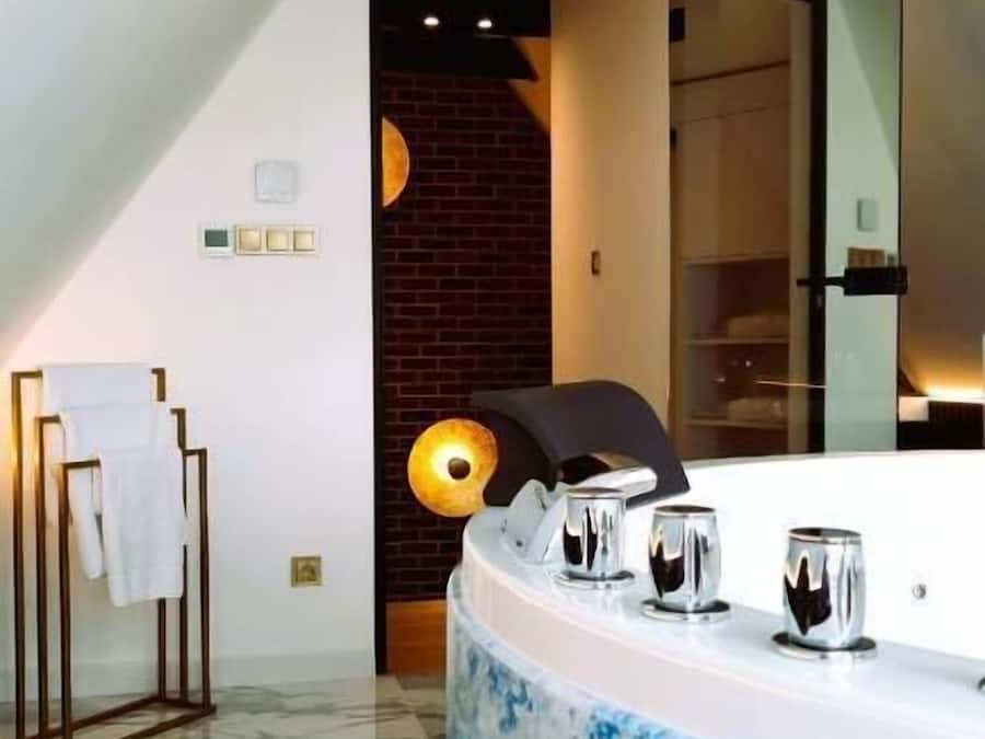 (309) Two-Floor Apartment with Private Hot Tub | Banheira de hidromassagem