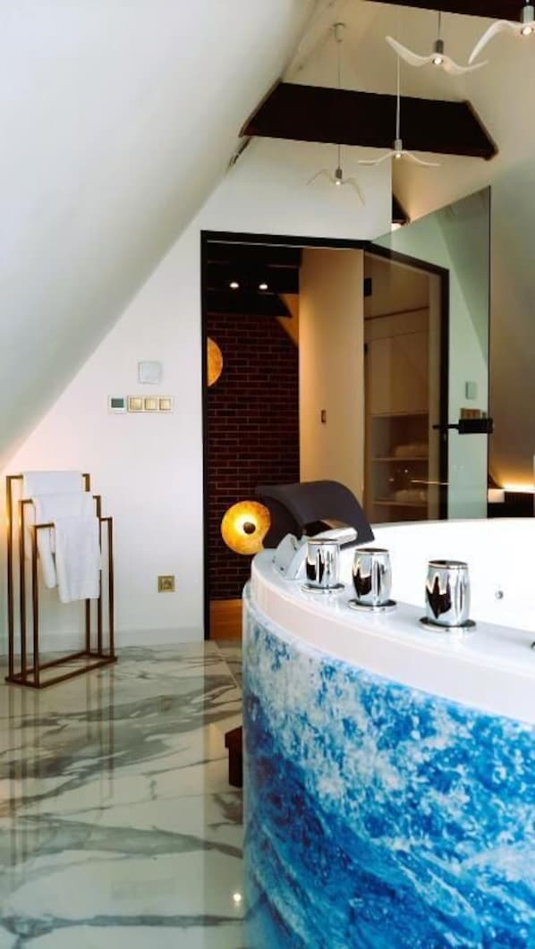 (309) Two-Floor Apartment with Private Hot Tub | Jetted bathtub