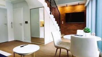 (305) Apartment with Mezzanine and Balcony | Wohnbereich