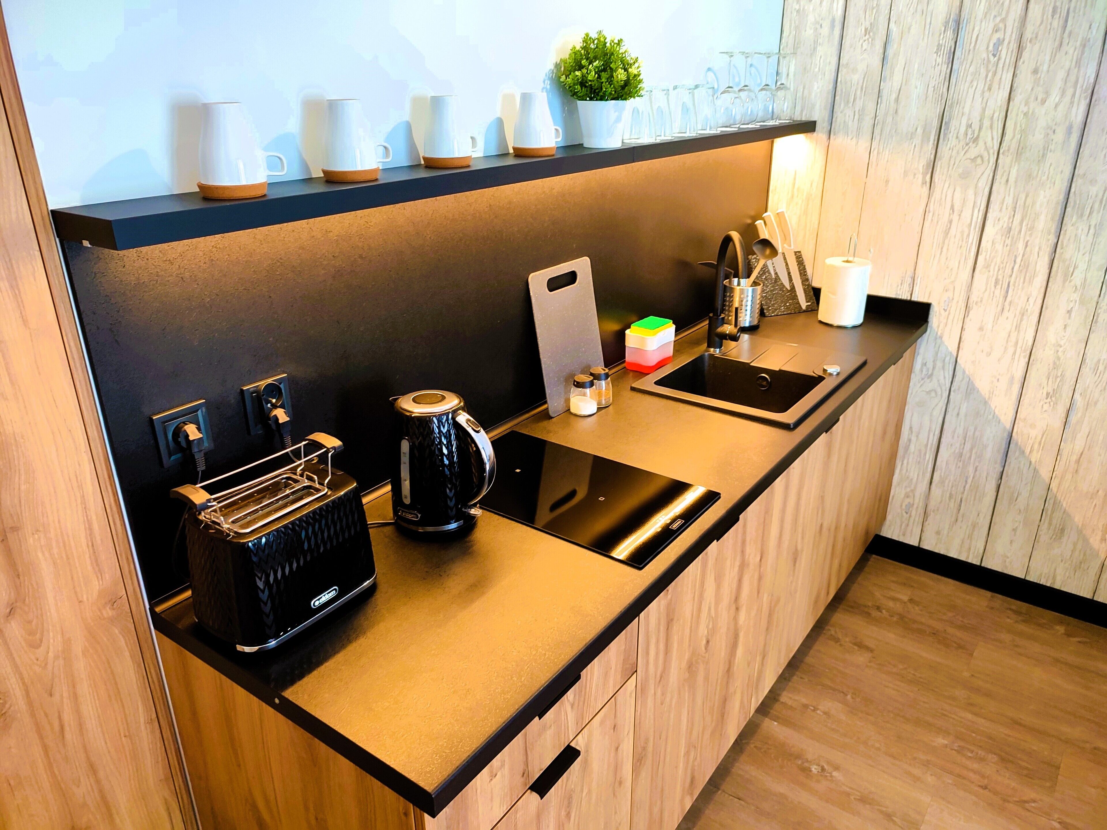 Réfrigérateur, micro-ondes, plaque de cuisson, lave-vaisselle