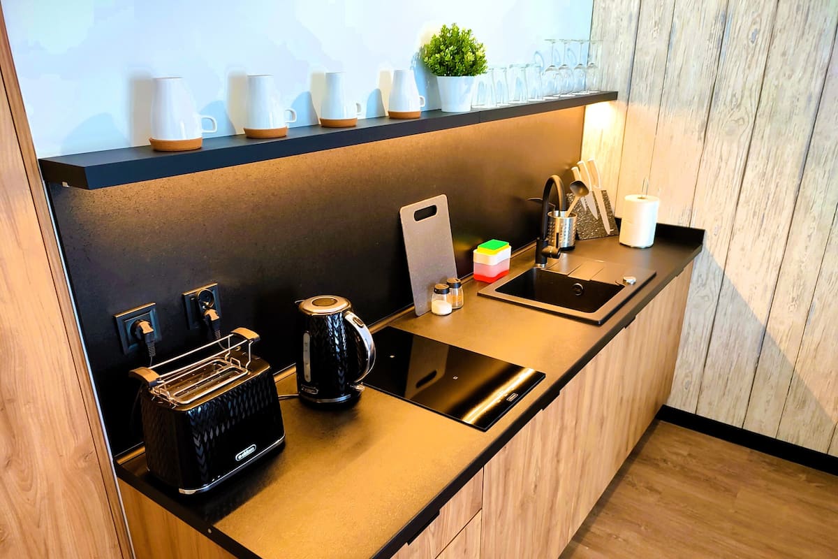 Réfrigérateur, micro-ondes, plaque de cuisson, lave-vaisselle