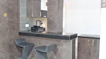 Habitació Deluxe, balcó, vistes a la ciutat | Cuina privada | Frigorífic, forn, placa de cuina i rentaplats