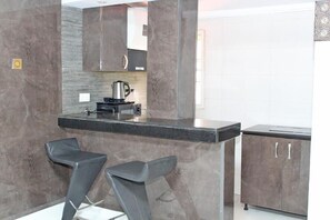 Habitación Deluxe, balcón, vistas a la ciudad | Cocina privada | Frigorífico, horno, placa de cocina y lavavajillas