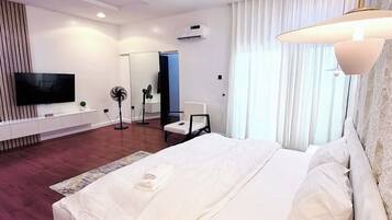 Habitació Deluxe, balcó, vistes a la ciutat | Escriptori, espai de treball apte per a portàtils i cortines opaques