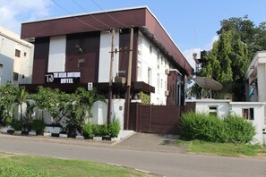 Un bâtiment sur lequel on peut lire l’inscription : « The Royal Boutique Hotel ».
