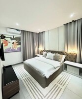 Escritorio, espacio para trabajar con laptop y cortinas blackout 