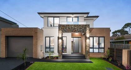 Modern 3 Bed, 2.5 Bathroom House by the Beach