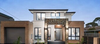 Modern 3 Bed, 2.5 Bathroom House by the Beach