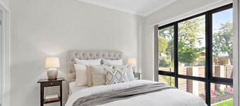 Modern 3 Bed, 2.5 Bathroom House by the Beach