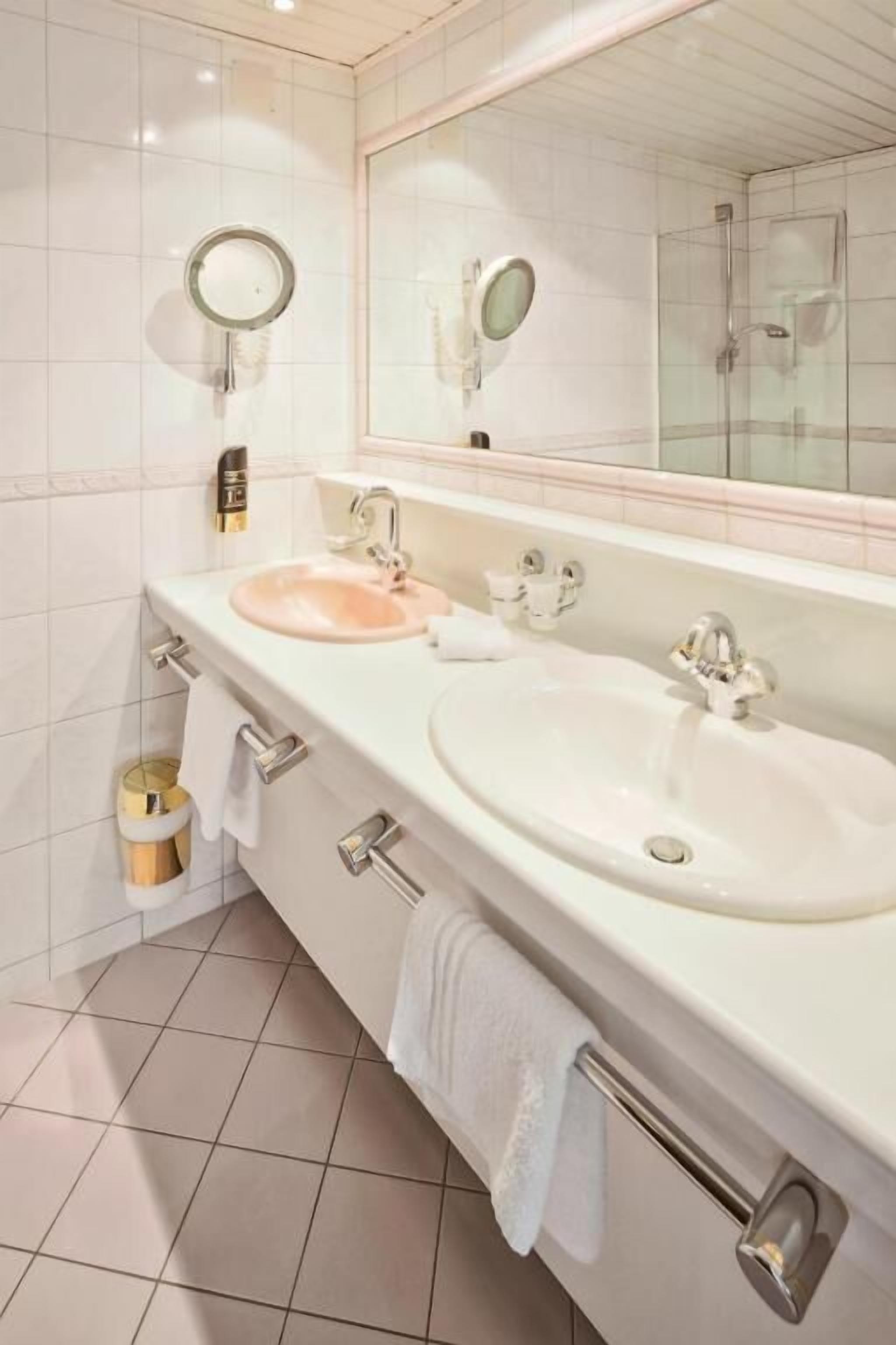 Family Suite, Mountain View | Bathroom | Bathtub, hair dryer, towels, soap