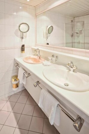 Family Suite, Mountain View | Bathroom | Bathtub, hair dryer, towels, soap