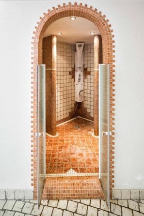 Bathtub, hair dryer, towels, soap - Hotel Pfeifer (Gaschurn)