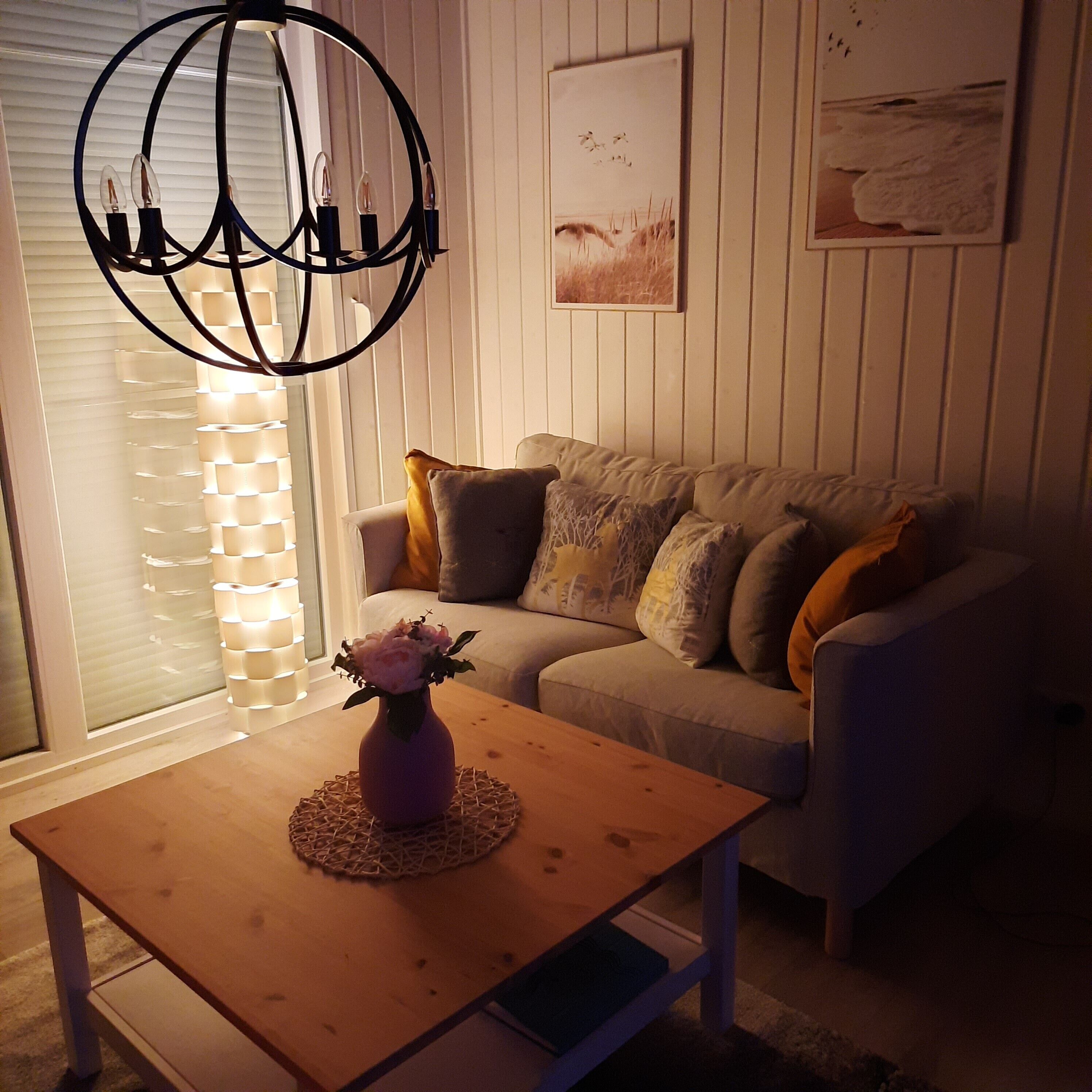 Een televisie, een open haard en een stereo