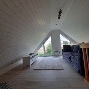 Fernseher, Kamin, Stereoanlage