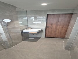 Executive Twin Room | Bathroom | Shower, free toiletries, towels, shampoo