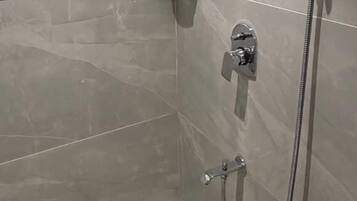 Deluxe kamer | Badkamer | Een douche, gratis toiletartikelen, handdoeken, shampoo