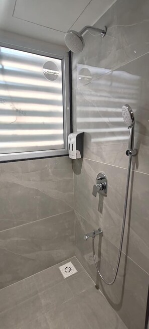 Quarto luxo | Banheiro | Chuveiro, produtos de toalete grátis, toalhas de banho, shampoo