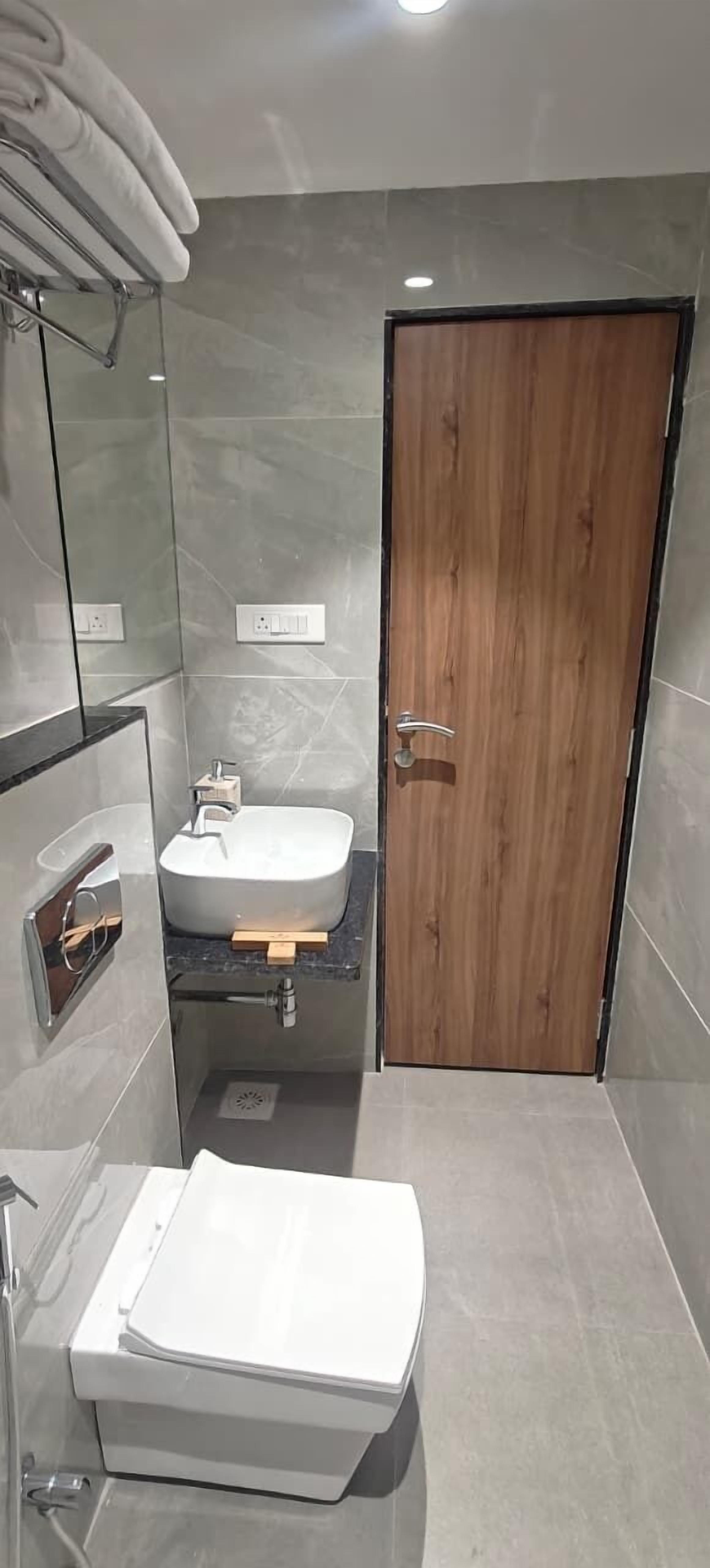 Executive kamer | Badkamer | Een douche, gratis toiletartikelen, handdoeken, shampoo