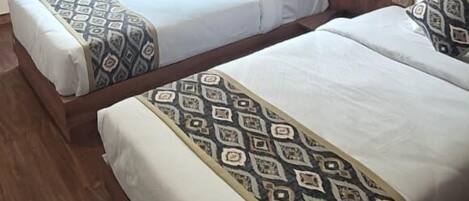 基础双床房 | 办公桌、免费 WiFi、床单