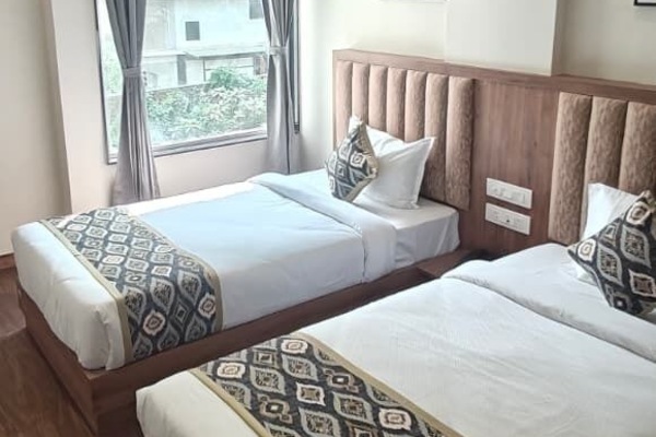 Eenvoudige Twin kamer | Een bureau, gratis wifi, beddengoed