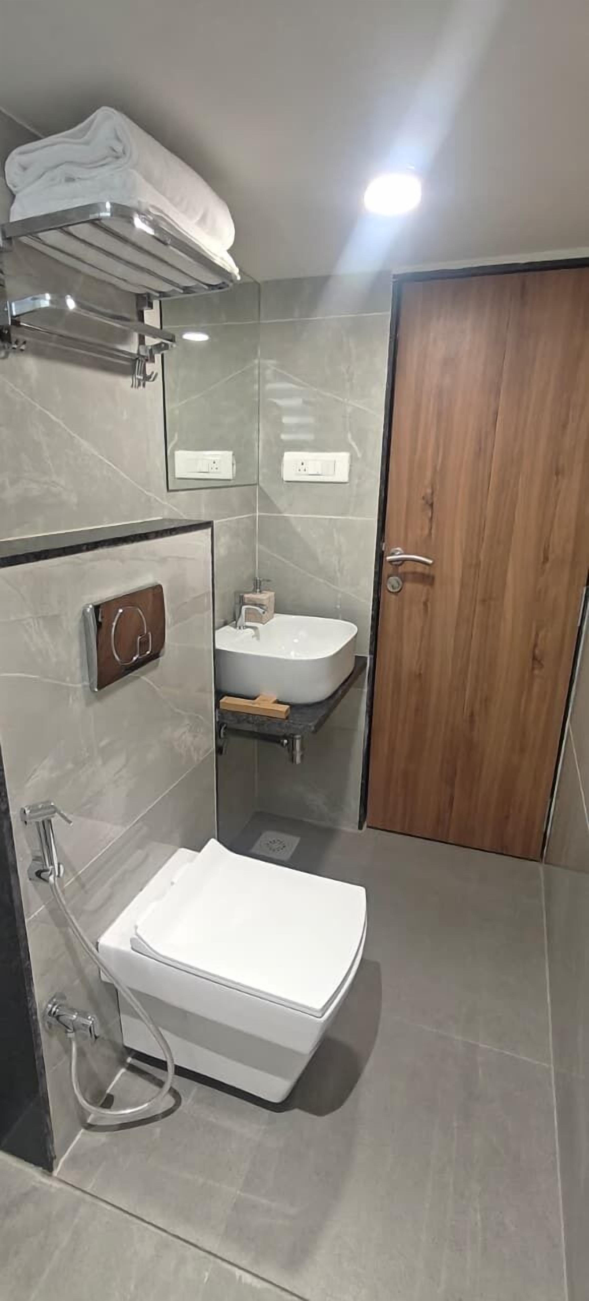 Deluxe kamer | Badkamer | Een douche, gratis toiletartikelen, handdoeken, shampoo