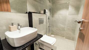 Habitación doble ejecutiva | Baño | Regadera, amenidades de baño gratuitas, toallas, shampoo