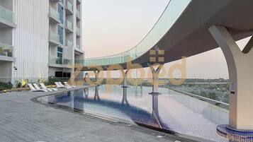 Leilighet, balkong, byutsikt | Basseng | Utendørsbasseng