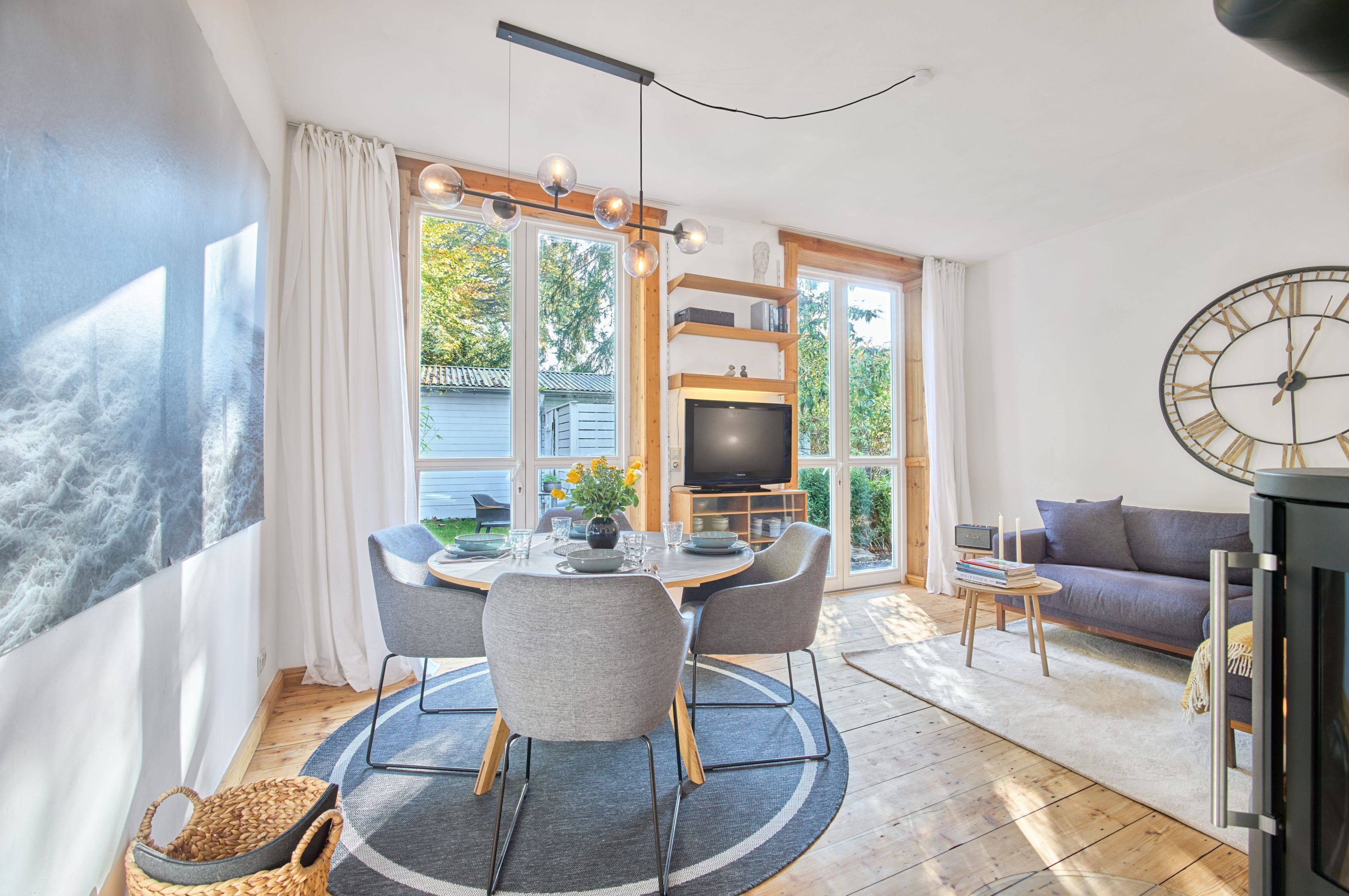 Téléviseur, foyer, livres, chaîne audio