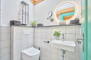 Regadera, secadora de cabello, toallas 