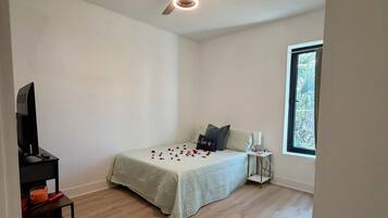 2 bedrooms, WiFi (free), bed sheets