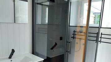 Douche, serviettes fournies, papier toilette