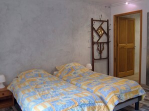 1 bedroom, bed sheets - Logis 1 - Gîte Lougissoun (Entrecasteaux)