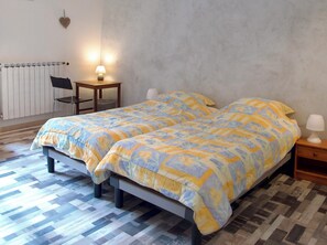 1 bedroom, bed sheets - Logis 1 - Gîte Lougissoun (Entrecasteaux)