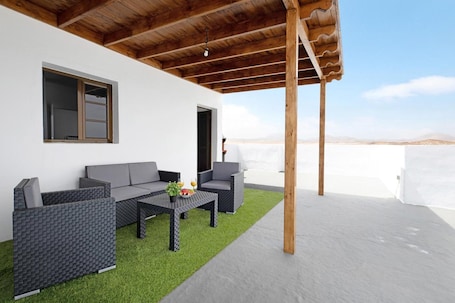 Terrace/patio. La Ratona Jr Holiday Apartment with Sea View, Private Terrace and Wi-Fi